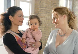 05.04) um 10:30 Uhr im Ersten. Klara (Margret V&ouml;lker, re.) w&uuml;nscht sich auch ein solch goldiges M&auml;dchen wie Lisas (Sandra Speichert, li.) Tochter Maya (Maya Lauterbach).
