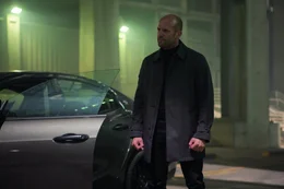 Als der ehemalige Spezialagent Deckard Shaw (Jason Statham) an jedem von Doms ehemaligen Teammitgliedern Rache f&uuml;r seinen inhaftierten Bruder nehmen will, muss die Crew sich erneut zusammenraufen und ums &Uuml;berleben k&auml;mpfen ...