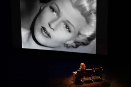 Anhand von zahlreichen Filmausschnitten aus bekannten Hollywoodfilmen und Kultklassikern enth&uuml;llt Filmemacherin Nina Menkes (vo.) Frauenfeindlichkeit und Bevormundung im Kino, hier am Beispiel von &bdquo;Die Lady von Shanghai&ldquo; mit Rita Hayworth.