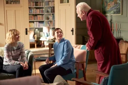 Anne (Olivia Colman, m.), Anthony (Anthony Hopkins, r.)