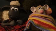 Neue Freunde! Shaun hat ein Auge auf die kleine Maus &ndash; auch in der Nacht.