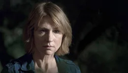 Karen (Corinna Harfouch) beobachtet ihren Mann Georg mit seiner Geliebten Mona.