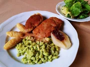 Die Hauptspeise im Gasthaus Paulus in Marching in der Hallertau: Wildschweincordonbleu mit Birne-Blauschimmelkäse Füllung, Bärlauchspätzle und Kartoffelstamperl Die Hauptspeise im Gasthaus Paulus in Marching in der Hallertau: Wildschweincordonbleu mit Birne-Blauschimmelkäse Füllung, Bärlauchspätzle und Kartoffelstamperl