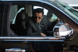 Der undurchsichtige Miles Meachum (Julian McMahon) erledigt f&uuml;r seinen Chef Nicholas Wyatt die Drecksarbeit - und "k&uuml;mmert" sich auch um Adam ...