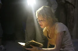 Nora (Ashley Hinshaw)