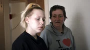Angelina (li.) ist hochschwanger. Mutter Conny (re.) macht sich Sorgen, dass ihre 16-j&auml;hrige Tochter nach der Geburt in ein Mutter-Kind-Heim ziehen muss.