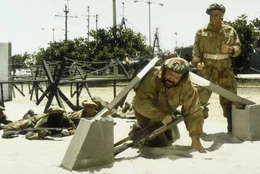 Schlie&szlig;lich verschl&auml;gt es Joe (Bud Spencer, li.) sogar zum Milit&auml;r, wo er hofft, endlich die n&ouml;tigen Papiere zu bekommen.