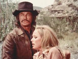 Charles Bronson als Link Stuart, Ursula Andress als Cristina