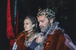 K&ouml;nig Robert VIII. (Jan R&eacute;vai, rechts) sorgt sich um seine Tochter Prinzessin Elena (Nat&aacute;lia Germ&aacute;ni, links), auf der ein Fluch lastet.