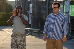 Kevin Hart Rolle: Jimmy Callahan (links) / Josh Gad Rolle: Doug (r)