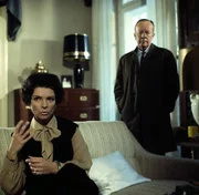 Frau D&ouml;nhoff sollte ermordet werden und nur einem tragischen Irrtum ist es zu verdanken, dass sie noch lebt. F&uuml;r Kommissar Keller liegt der Schl&uuml;ssel des Falles bei der energischen Frau und von ihr will er Hinweise auf ein m&ouml;gliches Motiv haben.