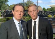 DI Lewis (Kevin Whately, l.) und sein Kollege Sergeant James Hathaway (Laurence Fox, r.) werden an das konservative religiöse College St. Gerard's gerufen, um den Giftmord an einer amerikanischen Bischöfin aufzuklären.