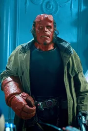 Nachdem Prinz Nuada Hellboy (Ron Perlman) den Floh ins Ohr gesetzt hat, ganz egal, was er auch immer Gutes tue, die Menschen werden ihn immer f&uuml;r eine b&ouml;se Kreatur halten, zweifelt der rote Held an sich ...