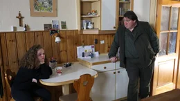 Pepi Fuchs (Christoph Krutzler) mit seiner Tochter Resi Fuchs (Alice Prosser).