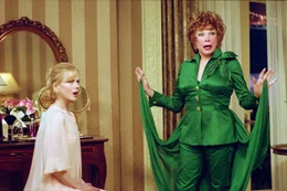 L-R: Isabel Bigelow / Samantha (Nicole Kidman) and Iris Smythson / Endora (Shirley MacLaine)