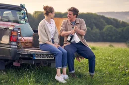 Laura (Bettina Burchard) bekommt von Paul (Max Bretschneider) dessen &bdquo;Chill Out Aerea&ldquo; gezeigt.