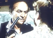 Thomas Stark (Robert Loggia, l.) bedroht, nachdem er auf seine Frau und Kinder geschossen hat, nun auch Laura (Melissa Gilbert, r.).