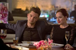 Dino Brewster (Dominic Cooper) und Anita (Dakota Johnson)