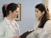 geht in die Offensive und will sich nicht von Dr. Elena Eichhorn (Cheryl Shepard, li.) operieren lassen. Sie hat Angst ihren Freund an sie zu verlieren.