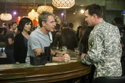 Pride (Scott Bakula, 2.v.l.), Brody (Zoe McLellan, l.) und der Rest des Teams sind nicht gerade begeistert, dass sie auf Wunsch von Prides Freund Samuel Nilsen (Nicholas Lea, r.) ihre Untersuchungen in einem Mordfall nicht öffentlich machen dürfen, da ein General beteiligt war ...