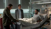 Als Uwe Trimborn (Sami Loris, r.) aus dem Koma erwacht ist, erhoffen sich Finn (Sven Martinek, l.) und Lars (Ingo Naujoks, M.) wichtige Hinweise von ihm. Als Uwe Trimborn (Sami Loris, r.) aus dem Koma erwacht ist, erhoffen sich Finn (Sven Martinek, l.) und Lars (Ingo Naujoks, M.) wichtige Hinweise von ihm.