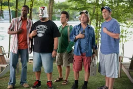 Die f&uuml;nf Freunde Kurt (Chris Rock, l.), Eric (Kevin James, 2.v.l.), Rob (Rob Schneider, M.), Marcus (David Spade, 2.v.r.) und Lenny (Adam Sandler, r.) kommen albern vom Steg zur&uuml;ck. Pl&ouml;tzlich erblicken sie eine sch&ouml;ne Blondine, die am Haus angekommen ist.