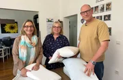 Auf den sozialen Medien bekommt man ständig Kaufempfehlungen für die verschiedensten Kissen, die erholsamen Schlaf und keine Rückenschmerzen mehr versprechen. Doch was können sie wirklich? Yvonne Willicks (l) holt sich Hilfe bei Michaela (M) und Olaf Hanke (r), die die verschiedenen Kissen Probeschlafen. Auf den sozialen Medien bekommt man ständig Kaufempfehlungen für die verschiedensten Kissen, die erholsamen Schlaf und keine Rückenschmerzen mehr versprechen. Doch was können sie wirklich? Yvonne Willicks (l) holt sich Hilfe bei Michaela (M) und Olaf Hanke (r), die die verschiedenen Kissen Probeschlafen.