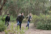 Hintern, l-r: Levi Delgado (Nicholas Gonzalez), Izzy Harris (Zyra Gorecki). Vorne, l-r: Sam Velez (Jon Seda), Eve Harris (Natalie Zea).