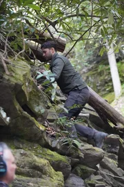 Gastgeber Phil Torres besteigt die Mingo Falls in North Carolina.