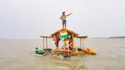 Rishan ist der Kapit&auml;n des Flo&szlig;es. W&auml;hrend der Reise auf dem Brahmaputra, Indiens drittgr&ouml;&szlig;ten Fluss, wird die Weiterfahrt immer wieder durch Sandb&auml;nke und Unwetter gef&auml;hrdet.