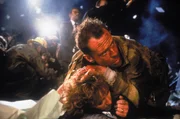 John McClane (Bruce Willis) besch&uuml;tzt seine Frau Holly (Bonnie Bedelia) vor den Terroristen.
