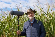 Harald Lesch macht in einem Maisfeld den Test: Was ist zu h&ouml;ren? Nichts, totale Stille. Warum das so ist und was noch auf unseren Feldern sowie weltweit in der Landwirtschaft passiert zeigt "Terra X Harald Lesch".