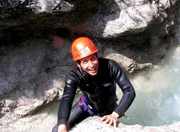 Willi probiert sich im Canyoning, im Schluchtenwandern aus. Nat&uuml;rlich im Neoprenanzug, mit Helm und unter Anleitung von Profis, die sich auskennen.
