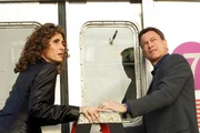 Müssen ermitteln, als in einer U-Bahn ein Mann durch einen Querschläger getötet wird: Stella (Melina Kanakaredes, l.) und Mac (Gary Sinise, r.) ...