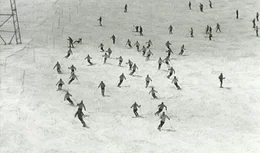 Eine am&uuml;sante Winterreise quer durch &Ouml;sterreich, von Mariazell bis St. Anton am Arlberg. Vom Geheimtipp &uuml;ber Traditionsreiches, vom einst Angesagten bis zum heute Gefragten. Etwas gilt f&uuml;r alle Regionen, durch die sich dieser Film bewegt: der gro&szlig;artige Aufschwung kam innerhalb der vergangenen hundert Jahre mit den ersten Seilbahnen und Liftanlagen. Aber auch abseits der Pisten tummeln sich bemerkenswerte Figuren, wie der steirische Barfu&szlig;wanderer, der auch im Tiefschnee ohne Schuhwerk unterwegs ist, oder der Tiroler Eismann, der seine Tage im Inneren einer Gletscherh&ouml;hle verbringt. Ausgezeichnetes historisches Archivmaterial dokumentiert diesen "alpinen Wirtschaftsboom" und Zeitzeugen erz&auml;hlen, wie es damals war, als die Seilbahn auf den Berg gekommen ist.