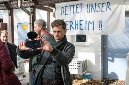 Lokalreporter Kerkhoff (Andreas Nickl) berichtet &uuml;ber die Rettungsaktion f&uuml;r das Tierheim, doch dann r&uuml;ckt der Papagei Marlene in den Fokus seines Interesses.