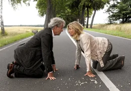 Charlotte (Jutta Speidel) und Peter (Peter Sattmann) sammeln die Reste von Charlottes geliebter Perlenkette ein.