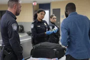 Der CBP-Beamte De La Cruz befragt einen Reisenden, w&auml;hrend er dessen Gep&auml;ck am Philadelphia International Airport in Philadelphia, Pennsylvania, kontrolliert (National Geographic).