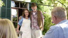 Helmut (Michael Gwisdek) pr&auml;sentiert stolz seine Frau Carla (Lola Casamayor) der erstaunten Familie.