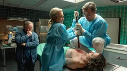 Silke &bdquo;Alberich&ldquo; Haller (Christine Urspruch) und Dr. Karl-Friedrich Boerne (Jan Josef Liefers) leisten in der Gerichtsmedizin Schwerstarbeit, um den Leichnam von Anwalt Oskar Weintraub (Nils Bunkhorst) von der skurrilen Todesursache &ndash; einem alten Speer &ndash; zu befreien. Hauptkommissar Frank Thiel (Axel Prahl) kann nur z&ouml;gerlich zusehen, da der Anblick starken Nerven bedarf. v.l.n.r.: [Frank Thiel (Axel Prahl), Silke &bdquo;Alberich&ldquo; Haller (Christine Urspruch), Leiche Oskar Weintraub (Nils Bunkhorst), Dr. Karl-Friedrich Boerne (Jan Josef Liefers)]