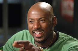 Zusammen mit seinen Freunden will Jay (Romany Malco) daf&uuml;r sorgen, dass Andy seine Jungfr&auml;ulichkeit so schnell es geht verliert. Doch die Unsicherheit des 40-J&auml;hrigen gegen&uuml;ber Frauen macht so manchen Plan kaputt, den die Freunde planen ...