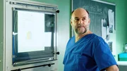 Strahl (Christoph Tomanek) hat keine Leichenspuren in den F&auml;ssern gefunden.