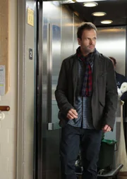 Versucht herauszufinden, wer hinter den Morden an schwachen und tödlich erkrankten Patienten eines Krankenhauses steckt: Sherlock Holmes (Jonny Lee Miller) ... Versucht herauszufinden, wer hinter den Morden an schwachen und tödlich erkrankten Patienten eines Krankenhauses steckt: Sherlock Holmes (Jonny Lee Miller) ...