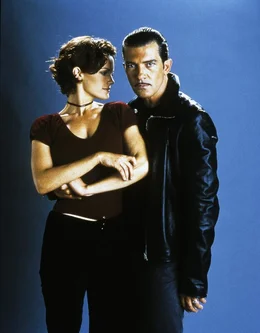Gregorio (Antonio Banderas) und Ingrid (Carla Gugino) st&uuml;rzen sich voll in ihren Einsatz; auch, wenn sie etwas "eingerostet" sind.
