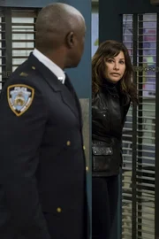 Ray Holt (Andr&eacute; Braugher, l.); Melanie Hawkins (Gina Gershon, r.)