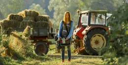 Anstatt die Ferien wie geplant in Frankreich zu verbringen, kehrt Mika (Hanna Binke) auf den Kaltenbach-Hof zur&uuml;ck, um ihren geliebten Hengst Ostwind wiederzusehen.