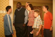 Reese (Justin Berfield, l.) hat sich verplappert und muss sich nun Abe (Gary Anthony Williams, 2.v.l.), Hal (Bryan Cranston, 3.v.l.), Lois (Jane Kaczmarek, 3.v.r.), Dewey (Eric Per Sullivan, 2.v.r.) und Malcolm (Frankie Muniz, r.) stellen ...