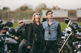 Hackmack (Leslie Malton) hat ihre Rockerbande im Griff.