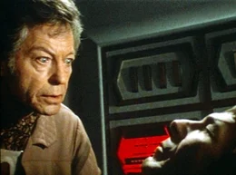 Endlich wurde der Leichnam von Mr. Spock (Leonard Nimoy, r.) von den Besatzungsmitgliedern der Enterprise gefunden. Sein Geist hat sich in dem reichlich verwirrten Dr. McCoy (DeForest Kelley, l.) eingenistet.