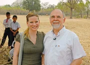 Moderatorin Andrea Jansen mit dem Schweizer Honorarkonsul Guido K&auml;ppeli in der Region von Savanaketh.